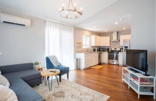 Monthly 1bed/1bath Full Guest House bordering beautiful Nature Preserve Trails