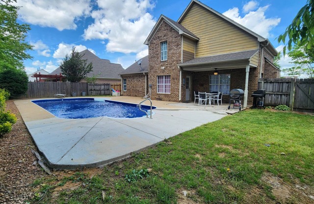 MONTHLY STAYS- 6 BR Home with Pool in Olive Branch Suburb Near Stateline