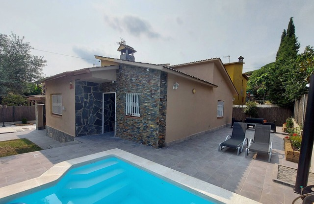 Montseny house with swimming pool, barbecue, fireplace and garden (pets welcome)