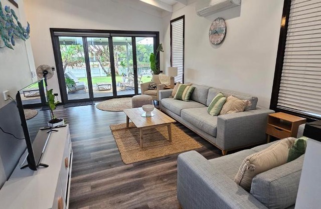 MOOLOOLABA CANAL HOME - Modern 4Bedroom with Spa, Sauna and Private Pontoon - NEW proprietor 2024