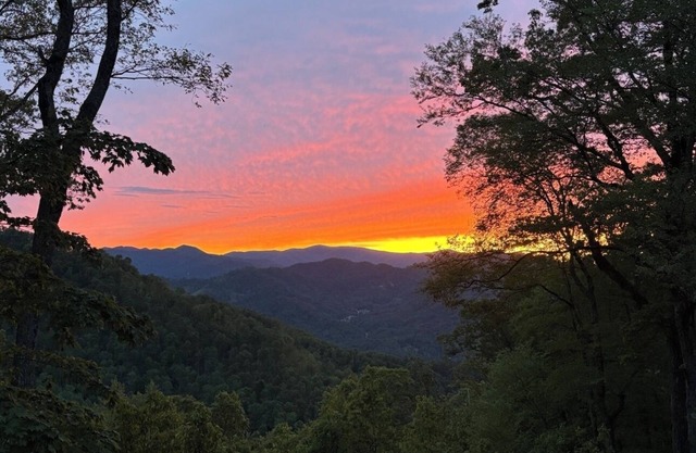 Moonshine Mtn Lodge ~ Stunning Mtn Views+Hot Tub+Gas Fire Table ~ Grill & WiFi!