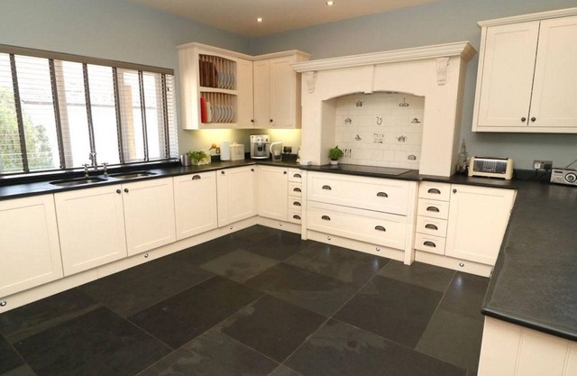 Moorlands to Sea with Stunning Sea Views and very dog friendly in North Devon