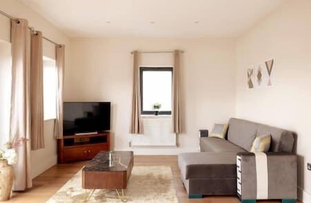 Morden - Entire 2Bed Flat with Balcony - Walk to Station