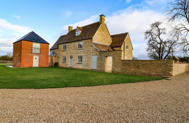 MORGANS FARMHOUSE, pet friendly in Bampton, Oxfordshire