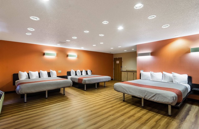 Motel 6 Libertyville, IL