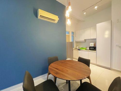 Mount Austin 2-4pax 5min Ikea Toppen Aeon Tebrau