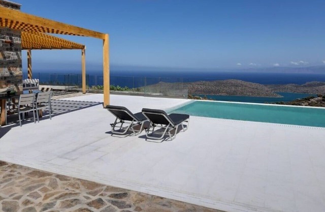 Mountain and Private Beach VILLA FALCON 2-8 pers.