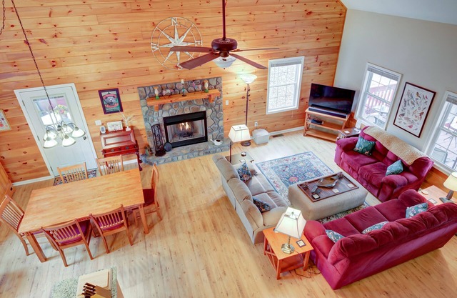 Mountain cabin with WiFi, fireplace, shared pools, game room, tennis, & gym