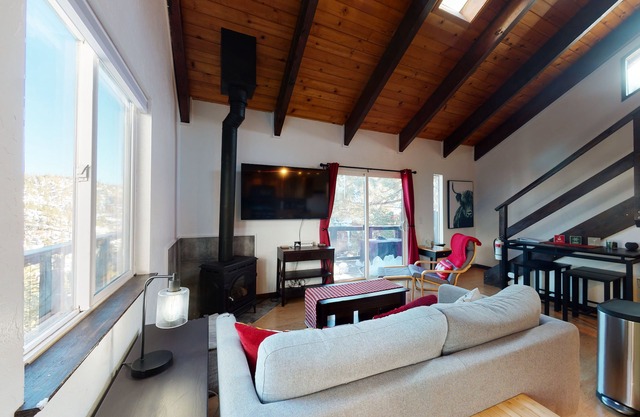 Mountain condo near slopes with fireplace & high-speed WiFi, sleeps 6
