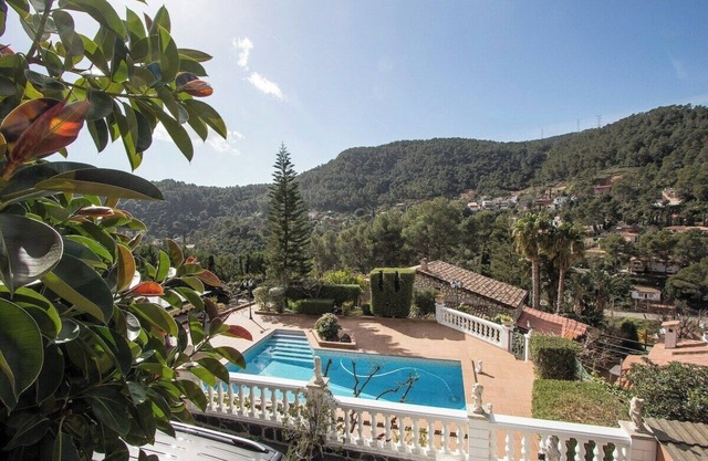 Mountain escape w/amazing views just 25km to BCN!