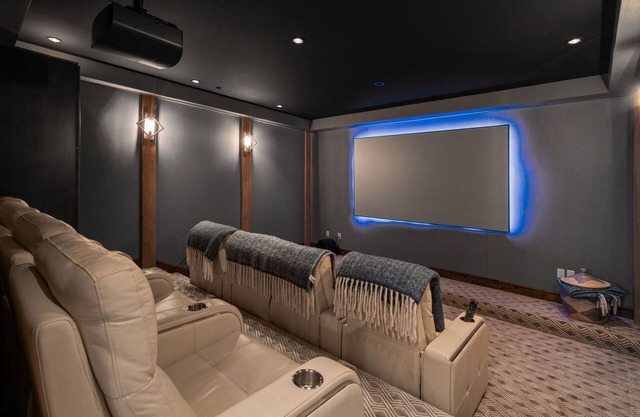 Mountain Escape | Hot Tub, Firepit, Movie Theatre + More!