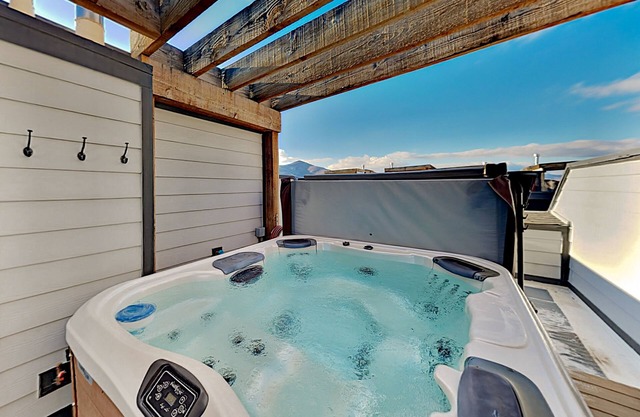 Mountain Getaway | Private Rooftop Spa | Walk to Dining, Shops & Rec Center