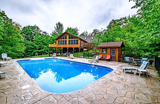 Mountain Hideaway - Outdoor pool, hot tub, 5 minutes to Sunday River!