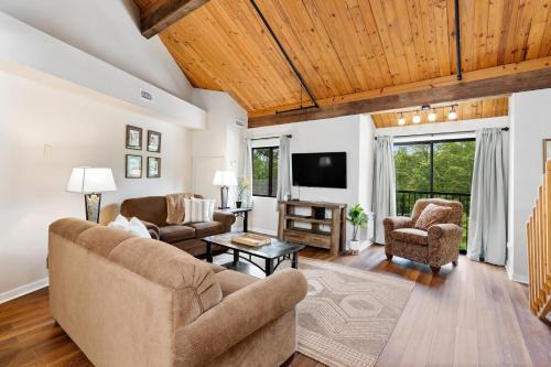 Mountain Inn Lodge 76 with Wintergreen Advantage