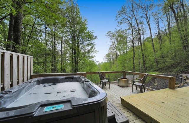 Mountain Retreat-Authentic Log Cabin with a Jacuzzi and FirePit