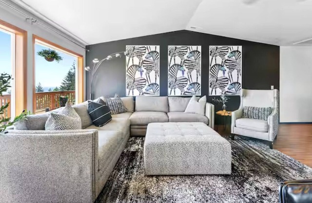 Mountain & River View ‧ Spacious ‧ Modern Home!