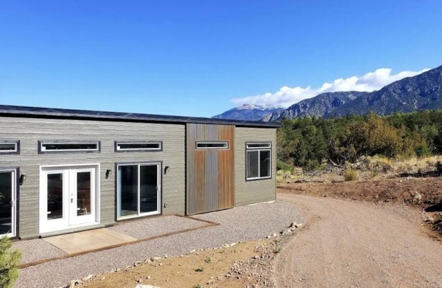 Mountain Side Home with Spectacular Views! 2bd-2ba - 420 & Dog Friendly + AC !