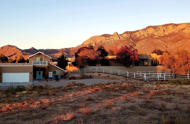 Mountain, Sunset and City light views! Country feel, city access!