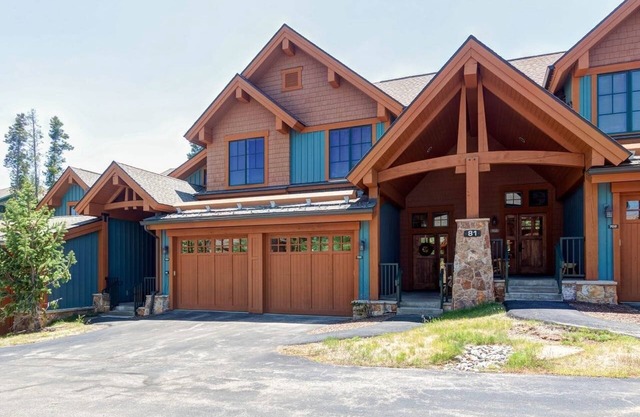Mountain Thunder Condo- 7 Minute Walk to Main Street with Hot Tub, Pool & Sauna