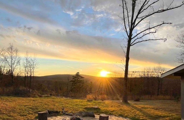 Mountain Top Cabin, King Bed, Full Kitchen, Private, Bon Fire Pit, Fire Place