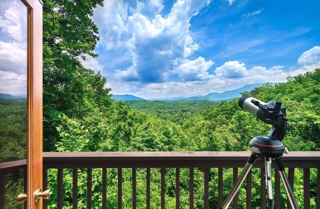Mountain top luxury cabin! 7 min to National Park! Hot Tub & Wood Fireplace!