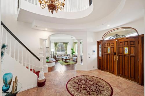 Mountain View Luxury Estate with Pool in West Hills