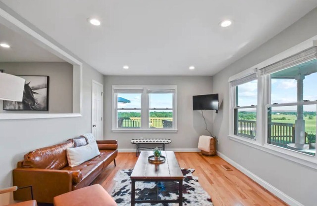 Mountain View Cottage @ 66-acre Horse Farm