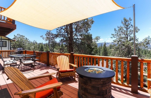Mountain View Escape by Destination Big Bear : Relaxing Views of the Snow Summit & Bear Mtn! Pool Table! WiFi & Streaming TV!