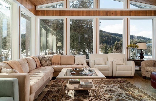 Mountain view Estate property with hot tub