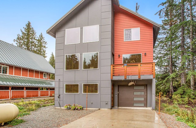 Mountain view home near lifts with fireplace, washer/dryer, balcony & jetted tub