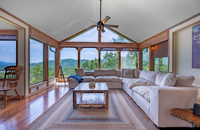 Mountain View/Jacuzzi/Fire pit/Close to Downtown. Pet Friendly!