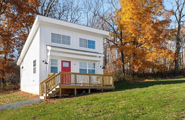 Mountain View Meadow Cottage - Blue Ridge Mountains and Virginia wine country