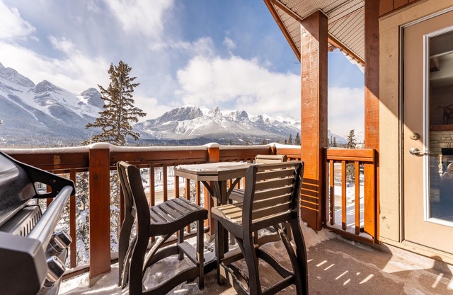 Mountain View Penthouse with Hot Tubs - 2 King Beds with Queen Sofa