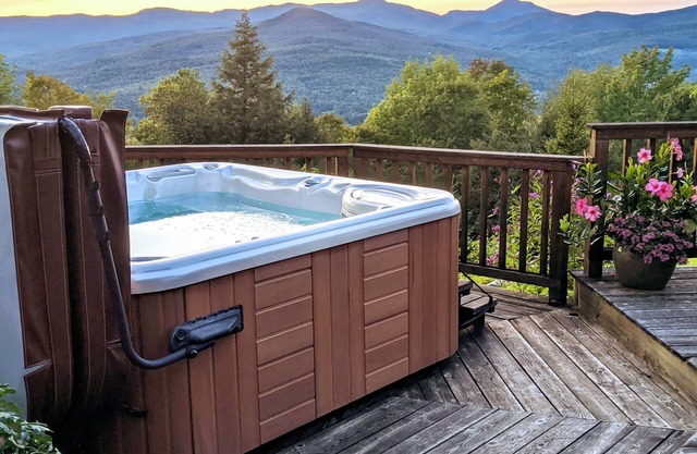 Mountain views, luxurious surroundings, nearby skiing, and a hot tub!