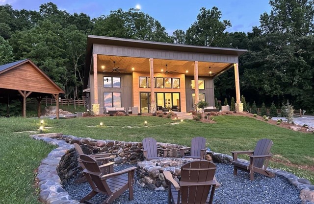 Mountain Views/New Barndominium/16+ppl/Mins to Downtown & Wineries/2 Sep Homes