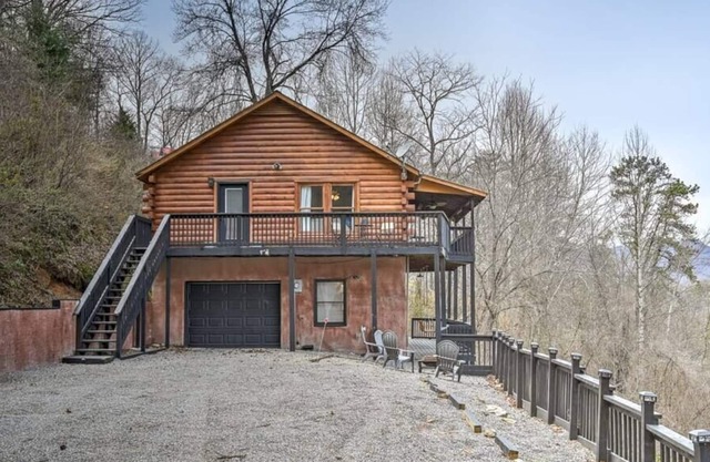 Mountain Views with Covered Decks and Hot Tub