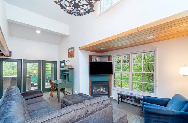 Mountainside Inn 3-Bedroom Condo With Private Hot Tub on the River