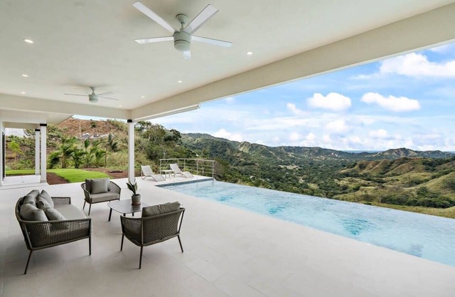 Mountaintop 4-Bedroom with Pool, Huge Views