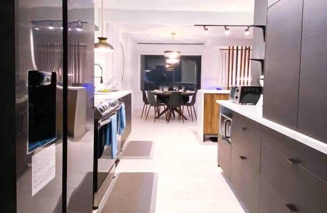 Movie Lovers Escape Near Airport & Downtown