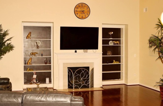 Movie Theater, Parking, 6 bdm, DC suburb 2 Kitchen