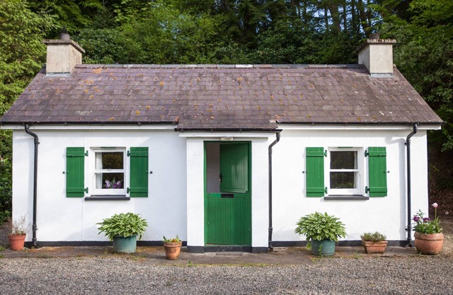 MR MCGREGORS' COTTAGE, pet friendly, with open fire in Gortin