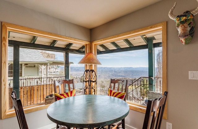 Mrs. Garcia's Bungalow W/Captivating Views