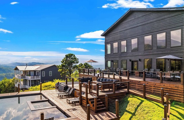 Mt Sunshine Infinity Pool, Sleeps 22 Guests