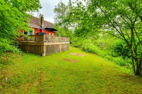Mtn-View Deck and Grill Creekside Catskills Cabin!
