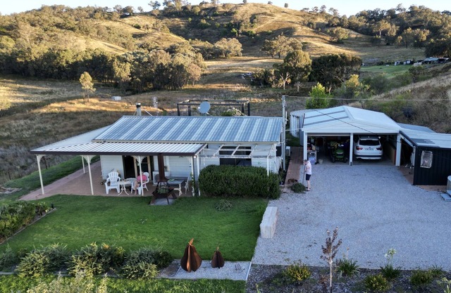 MUDGEE - expansive views, complete privacy, dog friendly holiday cottage