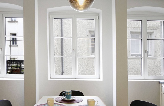 Müller vacation apartment - high-quality renovated old building with eat-in kitchen on the island