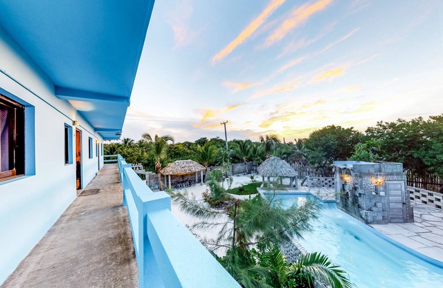 Multi-suite property w/private pool, rooftop, grill, kayaks, partial AC & WiFi