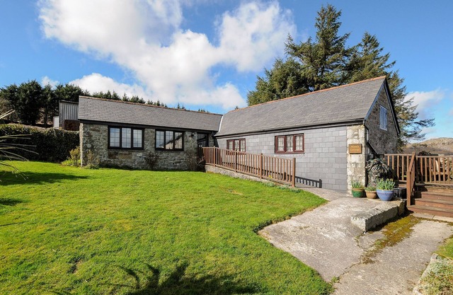 MUM'S COTTAGE, pet friendly, character holiday cottage in Upton Cross