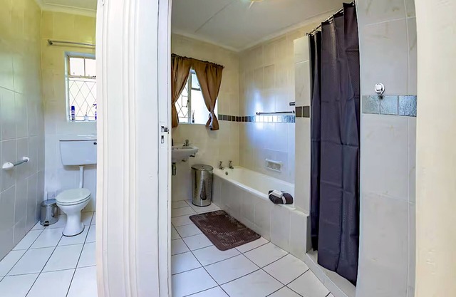 Munro House l Family-Friendly City Getaway with Ocean Views l Sleeps 8