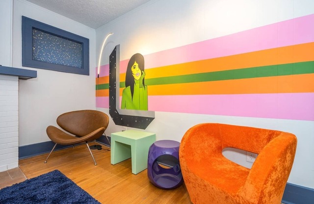 Mural studio-near Plaza District